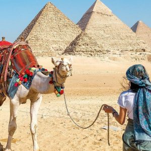 Los Orígenes de una Ciudad Eterna El nacimiento de una capital milenaria La historia de la Cairo Al Qahirah se remonta a 969 d.C. en vísperas de la dinastía fatimí, que edifica una ciudad que convertirá en su capital política y cultural, No obstante, la presencia de la ciudad en la región ya se había hecho sentir miles de años antes por su situación estratégica junto al Nilo y por la proximidad de las pirámides de Giza. Así, a lo largo de los siglos, los cambios perpetrados por las civilizaciones van modificando la ciudad, incluyendo: Los faraones del Antiguo Egipto Los griegos bajo Alejandro Magno Los romanos y bizantinos Los árabes musulmanes Los otomanos Una impronta en la arquitectura, el arte y la cultura que todavía está presente hoy.